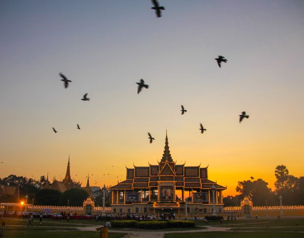 Lantunan Doa Di Depan Istana Phnom Penh